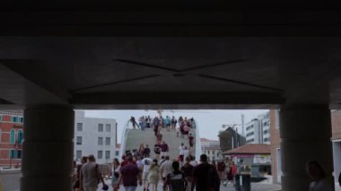 Venedik, İtalya - 19 Temmuz 2023 Venedik 'teki alt geçitten insanların merdivenlerden inip çıkarken görülebildiği yaya köprüsünün manzarası