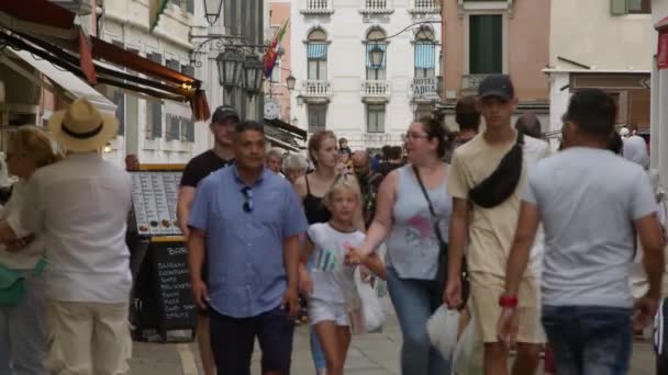 ヴェネツィア イタリア 2023 観光客でいっぱいの忙しいヴェネツィアの通り メニューサイン ホテルのファサード — ストック動画
