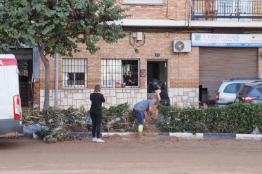 VALENCIA, İspanya 31 Ekim 2024: Valencia, İspanya 'daki yıkıcı sel felaketinden sonra evlerin önündeki çamur ve enkazı temizleyen gönüllüler