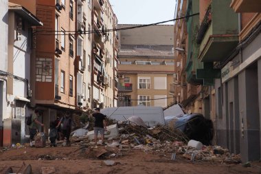 VALENCIA, İSPA 31 Ekim 2024: Valensiya, İspanya 'daki sel felaketinin ardından vatandaşlar sokaklardan çamur ve enkazı kaldırıyor