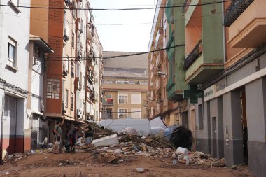 VALENCIA, İSPA 31 Ekim 2024: Valensiya 'nın bir yerleşim bölgesinde meydana gelen şiddetli bir sel felaketinin kalıntılarını ve yıkımlarını inceleyen insanlar