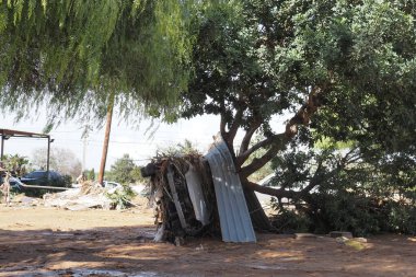 VALENCIA, İSPA 31 Ekim 2024: Sel suları yıkıcı bir yıkım izi bırakır, ters dönmüş bir araba ve enkaz Valencia 'daki doğal felaketin etkisini sembolize eder.