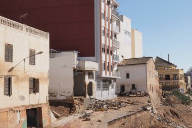 İspanya Valencia, İspanya 31 Ekim 2024: Valencia, İspanya 'da meydana gelen sel felaketinin yıkıcı sonuçlarını gösteren yıkık cadde ve binalar