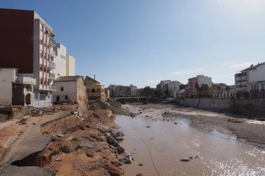VALENCIA, İSPA 31 Ekim 2024: Çamurlu nehir Valencia 'da şiddetli bir sel sonrası yıkılan binaları ve hasar görmüş altyapıyı gösteriyor