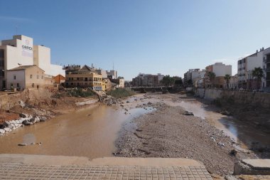 VALENCIA, İSPA 31 Ekim 2024: Çamurlu nehir, Valencia 'da şiddetli bir sel sonrasında, binalara ve altyapıya zarar verdi.