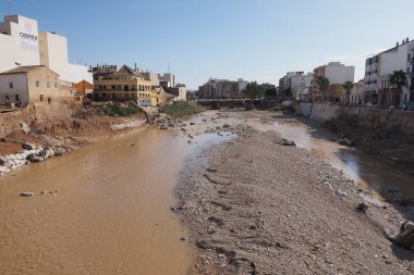 VALENCIA, İSPA 31 Ekim 2024: Çamurlu sel suları Valencia 'yı kasıp kavurarak nehir kıyıları ve çevresindeki binalar boyunca yıkım ve yıkım izleri bıraktı.