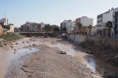 VALENCIA, İspanya 31 Ekim 2024: Valencia, İspanya 'da sel baskınının yıkıcı sonuçları, taşan nehir ve enkazı gösteriyor