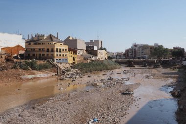 Valencia, İspanya 31 Ekim 2024: Valencia 'da yaşanan şiddetli sel felaketinin ardından nehir yatağı enkaz ve çamurla doldu, doğal afetlerin kentsel bölgeler üzerindeki yıkıcı etkisini vurguluyor.