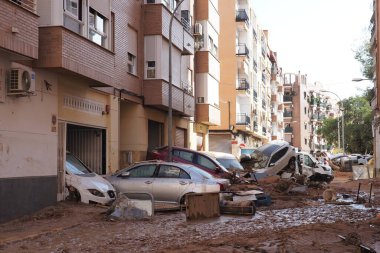 VALENCIA, İSPA 31 Ekim 2024: Valencia şehir caddesini yıkıcı sel vurduktan sonra çamurla kaplı arabalar