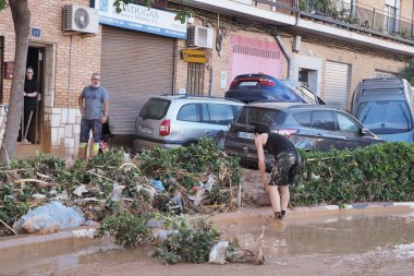 VALENCIA, İSPA 31 Ekim 2024: Valensiya 'da yıkıcı seller, çamur ve enkazı ortadan kaldıran gönüllü temizlikçi