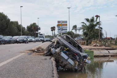 VALENCIA, İspanya 31 Ekim 2024: Valensiya, İspanya 'da yol kenarında yıkılmış bir arabayı su altında bırakmanın yıkıcı sonuçları