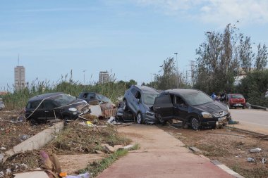 VALENCIA, İSPA 31 Ekim 2024: Valensiya 'da şiddetli sel felaketlerinin ardından yıkılmış araçlar ve enkazlar, doğanın yıkıcı gücünü vurguluyor.
