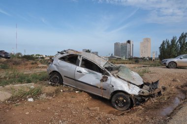 VALENCIA, İspanya 31 Ekim 2024: Enkaz ve çamurun ortasında, Valencia 'daki son sellerin yıkıcı gücüne tanık olan bir araba yatıyor.