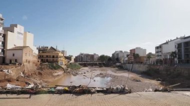 VALENCIA, İSPA 31 Ekim 2024: Çamurlu sel suları Valencia 'yı kasıp kavurarak nehir kıyıları ve çevresindeki binalar boyunca yıkım ve yıkım izleri bıraktı.