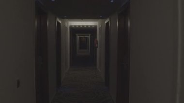 Loş ışıklar, boş otel koridorlarında gizemli gölgeler bırakıyor ürkütücü derecede sessiz ve tedirgin edici potansiyel tehlike ve izolasyon atmosferi yaratıyor.