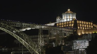 Vila Nova de Gaia, Porto, Portekiz 'deki Dom Luis Köprüsü ve Serra do Pilar Manastırı gece görüşü