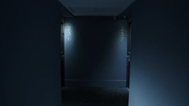 Loş koridor aydınlatması 236 ve 237 numaralı odayı gösteriyor. Boş otel koridorları boyunca gizemli gölgeler bırakıyor.