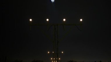 Karmaşık yaklaşım aydınlatma sistemi, gece havaalanı iniş sekansı sırasında inen yolcu uçakları için pist yolunu aydınlatıyor, seyrüsefer ışınlarına sahip uçakları yönlendiriyor.