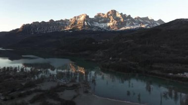 Hava görüntüsü - Güneş ışığı Pena Telera 'yı aydınlatıyor, yansıması Bubal rezervuarının sakin yüzeyinde parıldıyor, Huesca, İspanya, sakin ve resimsel bir sahne yaratıyor