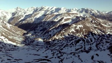 Hava çekimi - Yumuşak güneş ışığı, Pirenes Ulusal Parkı 'ndaki dağ zirveleri ve gölgeli vadileri yavaş yavaş ortaya çıkararak İspanya' nın Fransız sınırını nefes kesici doğal güzelliklerle kapladı.