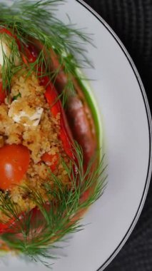 Dikey görüntüler, kuskus, feta, vişneli domates, kabak ve dereotuyla bezenmiş kırmızı dolma dolma dolma dolma dolma dolma dolma dolma dolma dolma biber.
