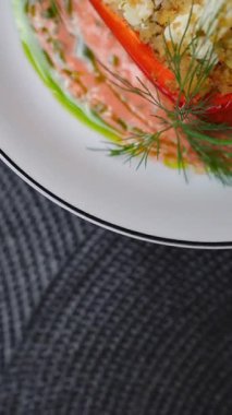 Dikey görüntüler dolma dolma dolma dolma dolma dolma dolma dolma dolma biber feta, vişneli domates ve kuskus, beyaz tabakta dereotla süslenmiş, kremalı sos.