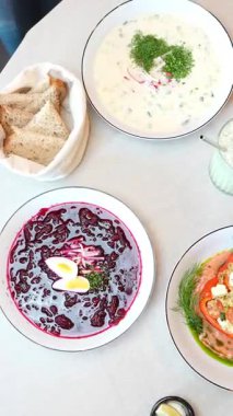 Dikey görüntüler restoran masası ayarları ile gurme yemekleri görüntüleme