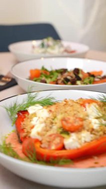 Dikey görüntü Vibrant kolajı, taze malzemelerin ve dengeli lezzetlerin yer aldığı, sağlıklı ve çekici bir yemek deneyimini ön plana çıkaran bir mutfak kreasyonları seçimi sunar.