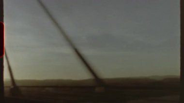 Bu süper 8 filmlik estetik filmle çekilen Vintage, arka planda bulanık manzaralarla köprüden geçen bir yolculuğu gözler önüne seriyor.