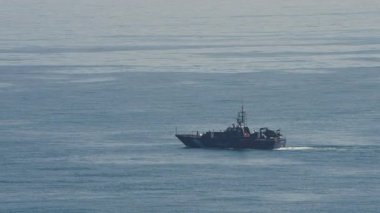 Gijon, İspanya - 27 Temmuz 2025: Bir İspanyol gümrük devriye gemisi, Gijon açıklarındaki Biscay Körfezi 'nde bir deniz gözetimi sırasında yol almaktadır.