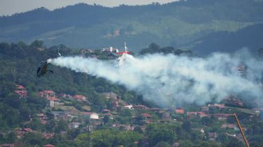 Gijon, İspanya - 27 Temmuz 2025: Helikopterler Festival Aereo de Gijon hava gösterisi sırasında dumanlı manevralar yaptılar