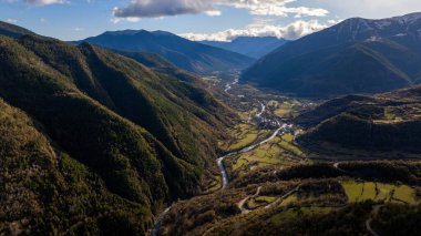 Arazas Nehri 'nin Huesca Pireneleri' ndeki Ordesa Vadisi 'nden akan hava manzarası, Aragon, İspanya, yemyeşil bitki örtüsü ve dolambaçlı yollar.