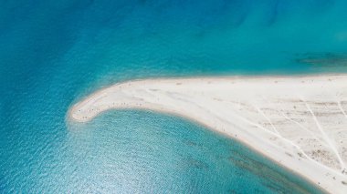 Yunanistan 'ın başkenti Kassandra' da kristal berrak turkuaz suyla çevrili güzel bir kumsal yarımadasının hava manzarası.