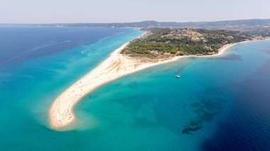 Possidi Pelerini 'nin çarpıcı hava manzarası. Kumlu bir sahil turkuaz Ege Denizi' ne doğru genişliyor ve nefes kesici bir doğal manzara yaratıyor.