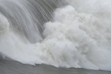 Kayalık arazide çağlayan şelale sisli beyaz köpük ve dramatik su damlacıkları üreterek doğal manzara dinamik gücünü açığa çıkarıyor.