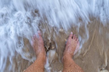 Yumuşak dalgalar kumlu sahili okşuyor, çıplak ayaklar okyanusları kucaklıyor, güneş ışığı huzurlu sahil anlarında yolcuların tenlerini ısıtıyor.