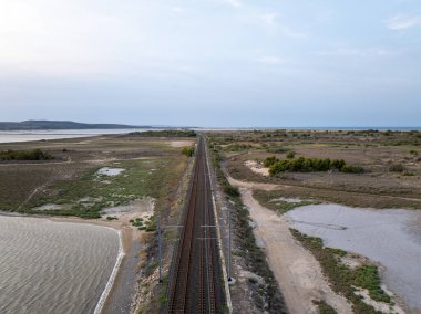 Fransa, Leucate 'de engebeli kıyı manzarasını kesen manzaralı bir demiryolu yakalamak, macera ve seyahat titreşimleri uyandırıyor.
