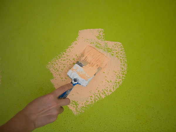 Mão Segurando Pintura Escova Parede Madeira — Fotografia de Stock
