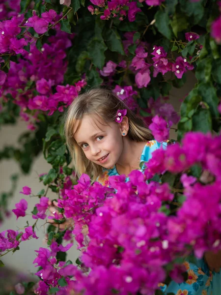 Szczęśliwa Dziewczynka Uśmiechem Kwiatach — Zdjęcie stockowe