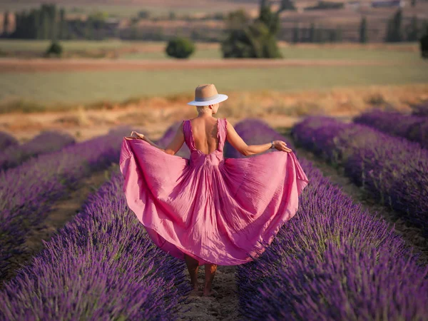 Ein Mädchen Einem Weißen Fliegenden Kleid Steht Einem Lavendelfeld Und — Stockfoto
