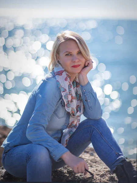 海を背景に冷静な色白の髪の女性 — ストック写真