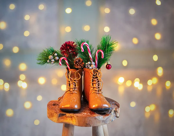 Weihnachtsschuhe Auf Holzgrund Zwischen Geschenken Und Kerzen — Stockfoto