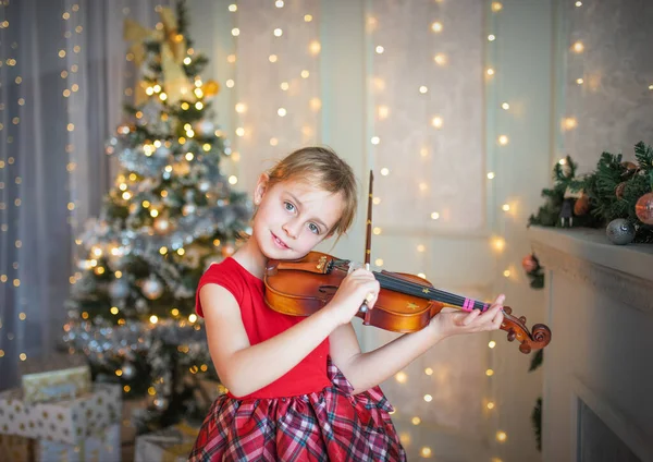 Jovem Tocando Violino Frente Árvore Natal — Fotografia de Stock