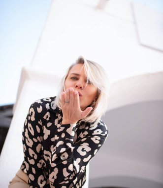 Yüz parçası. Sarışın kadın beyaz arka plan üzerinde hava öpücük gönderme