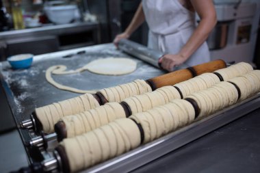 Kız Macar çörekleri için hamur topluyor.