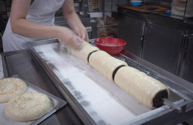 Macar dürümleri üzerine şeker serpiştirilmiş.