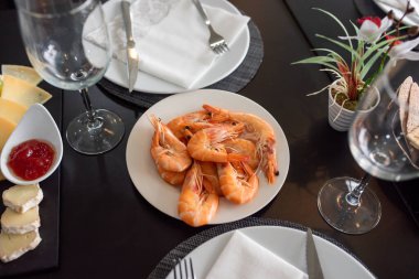 siyah plaka, üstten görünüm üzerinde kızarmış karides