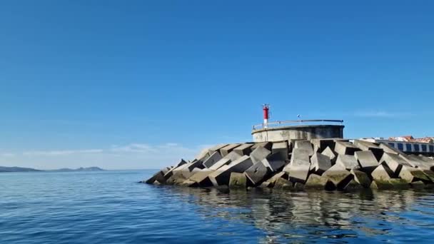 Deniz Kenarındaki Küçük Deniz Feneri Sakin Deniz — Stok video