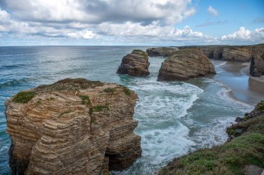 Dağlı güzel deniz manzarası, bulut örtüsü