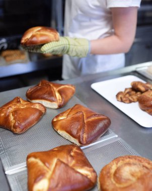 Aşçı pastanede sincap yapıyor.